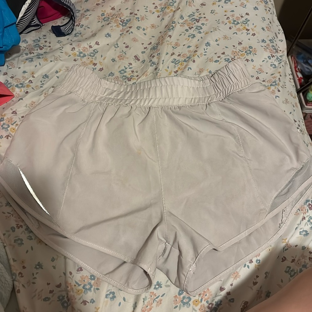 Lululemon 2.5 inch Hotty Hots in light grey.